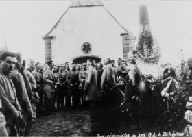 La façade de la chapelle en 1927, lors d'un rassemblement des réservistes du 309e régiment d'artillerie.