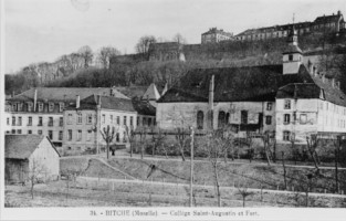 Une école d'enseignement secondaire pour garçons est ouverte à Bitche dès 1731 par les Pères Augustins, institution qui se perpétue jusqu'à aujourd'hui avec le collège Saint-Augustin.