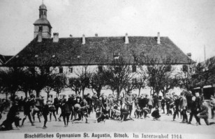 La cour des internes en 1914.