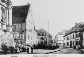 La place Sainte-Jeanne-d'Arc de Bitche présentait avant la première guerre mondiale le buste de l'Empereur allemand Guillaume Ier et la statue de la Pucelle d'Orléans, symbolisant l'attachement à la France : image fidèle de la situation de l'Alsace-Moselle, tiraillée entre deux puissances depuis des siècles.