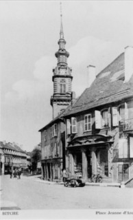 La place vers 1930 : les maisons de droite ont toutes été détruites lors de la reconstruction après 1945.