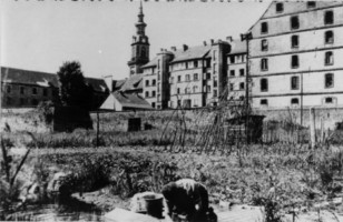 La caserne Langlois en 1947, situées face à l'actuel hôtel de ville, peu de temps après leur destruction lors de la reconstruction.