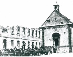 Le plateau de la citadelle et les bâtiments bombardés. Le plateau de la citadelle et les bâtiments bombardés.