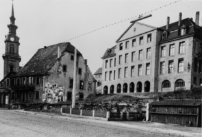 L'église Sainte-Catherine et la mairie bitchoise avant les transformations de 1963-1964 qui verront la destruction de l'ancienne auberge.