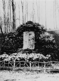Le monument bitchois, dédié aux morts de la guerre de 1870-1871, se situait à l'emplacement actuel de l'espace R. Cassin, rue du Général-Stuhl. Le monument bitchois, dédié aux morts de la guerre de 1870-1871, se situait à l'emplacement actuel de l'espace R. Cassin, rue du Général-Stuhl.