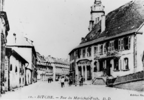 La rue du Maréchal-Foch et le clocher de l'église Sainte-Catherine vers 1920.