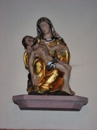 Une statue de la Vierge de Pitié, datant du XVIIe siècle, trône dans le chœur de la Weiherkapelle de Bitche, à laquelle elle donne son nom.