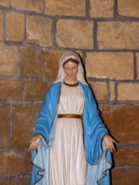 Une statue de l'Immaculée Conception de la Sainte Vierge est située dans la chapelle Sainte-Croix du cimetière de Bitche.