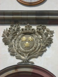 Le blason du roi de France Louis XIV, qui est &agrave; l'origine de la construction de la chapelle par le mar&eacute;chal de Vauban, est restaur&eacute; sur la fa&ccedil;ade de l'&eacute;difice.