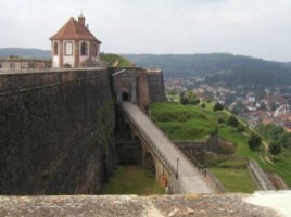 La chapelle sur le plateau et, en contrebas, l'entrée principale de la citadelle.