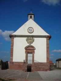 La fa&ccedil;ade de la chapelle de la citadelle et l'entr&eacute;e de la citerne sous l'escalier.