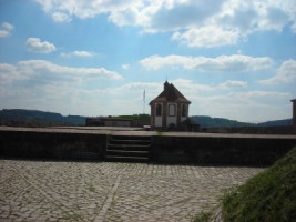 La chapelle veillant sur les paisibles collines environnantes.
