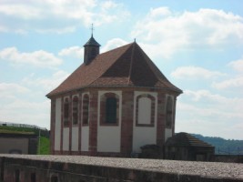 La chapelle Saint-Louis de la citadelle de Bitche domine toute la cuvette de la cit fortifie.