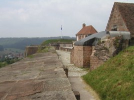 Le plateau de la citadelle et l'arrière de la chapelle.