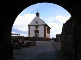 La terrasse du plateau sup&eacute;rieur de la citadelle et la chapelle Saint-Louis.