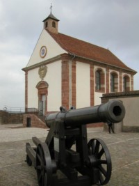 La chapelle, r&eacute;nov&eacute;e en 2007 et un canon.