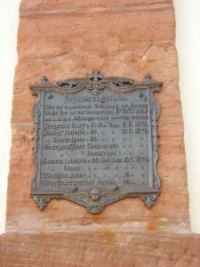 Une plaque comm&eacute;morative est appos&eacute;e contre la chapelle durant l'annexion allemande, en souvenir des victimes bavaroises du si&egrave;ge de 1870-1871.