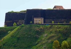 Le plateau supérieur de la citadelle et l'ancien corps-de-garde, abritant aujourd'hui la billetterie.