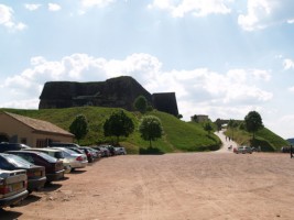 Le parking de la citadelle de Bitche.