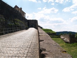 La rampe d'accès à la citadelle de Bitche.