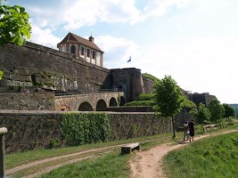 La citadelle de Bitche, dominée par la fière petite chapelle Saint-Louis, transformée en musée.