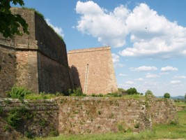 La citadelle de Bitche domine la petite et paisible cité des Vosges du nord.