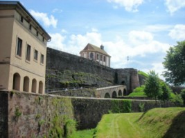 La chapelle Saint-Louis située sur le plateau supérieur de la citadelle, ainsi que la rample d'accès au fort en contrebas.