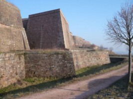 Un sentier permet de contourner l'énorme masse de la citadelle de Bitche, sur le plateau inférieur.