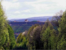 La citadelle depuis les hauteurs entourant Bitche vers Reyersviller, dont l'altitude est sup&eacute;rieure au Schlossberg et d'o&ugrave; la vue sur la forteresse et sa chapelle est la plus impressionnante.