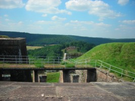 Le fort Saint-Sébastien et l'emplacement du camp retranché des hommes de Teyssier vus depuis le plateau de la citadelle. Le fort Saint-Sébastien et l'emplacement du camp retranché des hommes de Teyssier vus depuis le plateau de la citadelle.