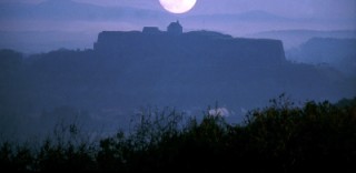 La citadelle de Bitche par une nuit de pleine nuit, veille sur la paisible cité endormie, blottie à ses pieds.