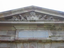 Une plaque historiqe est installée sur lLe fronton de l'entrée principale de la citadelle par le roi Louis XV.