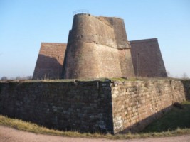 L'ouvrage de la Petite-Tête de la citadelle, dominant l'église Sainte-Catherine et le centre historique de la cité fortifiée.