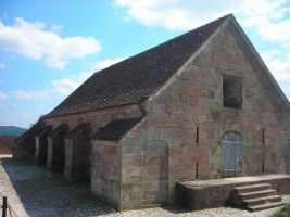 Le bâtiment de la poudrière est un des seuls vestiges visibles sur le plateau.