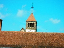 Les toits du réfectoire et le clocher de la chapelle du collège.