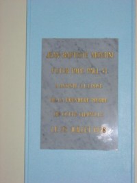 La plaque commémorant la visite du futur pape Paul VI à l'occasion de la pose de la première pierre de la chapelle.
