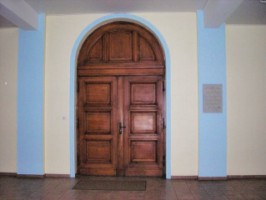 La porte de l'ancienne grande chapelle, donnant désormais sur la salle de conférences, occupant la nef de la chapelle.