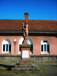 La statue de la Très Sainte Vierge trône au centre de la cour, délimitant les bâtiments du collège de ceux du lycée. Elle porte l'inscription suivante, gravée sur une plaque de marbre " Spes nostra salve " : Espoir de notre salut.