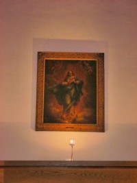 Un tableau de la Sainte Vierge de l'Assomption est offert au collège et placé dans la chapelle, face à l'orgue.