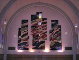 Des tentures sont dressées contre le mur du fond de la chapelle et donnent à l'oratoire une accoustique exceptionnelle.