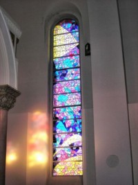 L'un des vitraux du chœur de la chapelle.