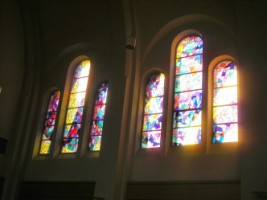 Les vitraux de la grande chapelle.