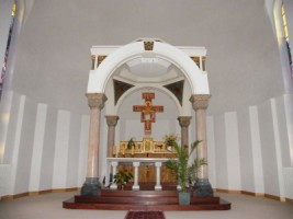 Le maître-autel et son élégant baldaquin.