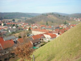 Vue de l'ancien couvent des capucins et de la maison Saint-Conrad depuis le plateau inférieur de la citadelle de Bitche.