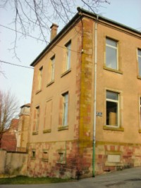 La maison Saint-Conrad fait face à l'ancien couvent des capucins.