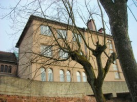 Une partie de l'ancien couvent depuis le chemin qui longe l'arrière de la rue Teyssier et domine la rue de l'abattoir.
