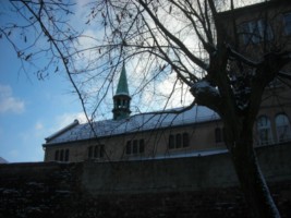 L'ancienne chapelle du couvent vue depuis le chemin situé en contrebas de la rue des capucins.
