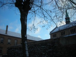 La maison Saint-Conrad à gauche et la chapelle des Capucins à droite.