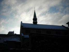 Le couvent et la maison Saint-Conrad se situent à l'ombre de la citadelle de Bitche.