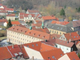 Les bâtiments de l'ancien couvent des capucins, ainsi que la maison Saint-Conrad, vus depuis le plateau inférieur de la citadelle de Bitche.